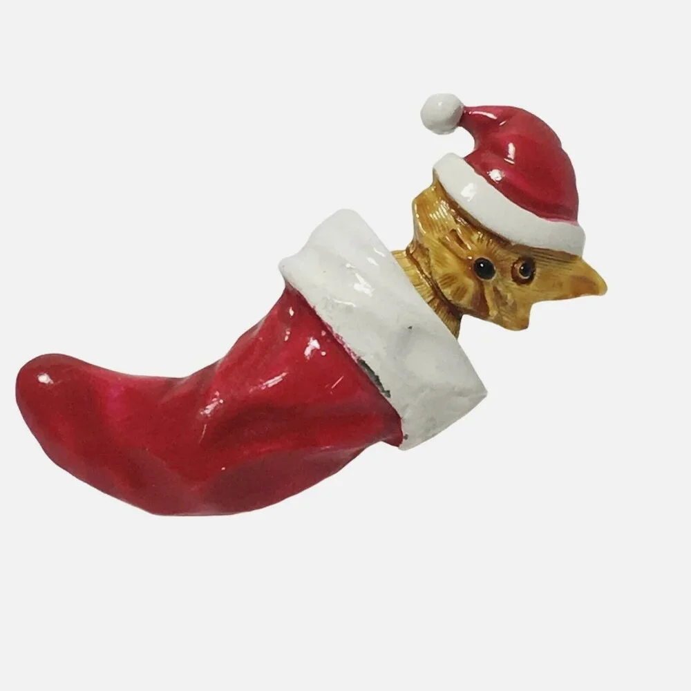 Vintage Gerry's Enamel Cat in Christmas Stocking 80's Holiday Pin Brooch
